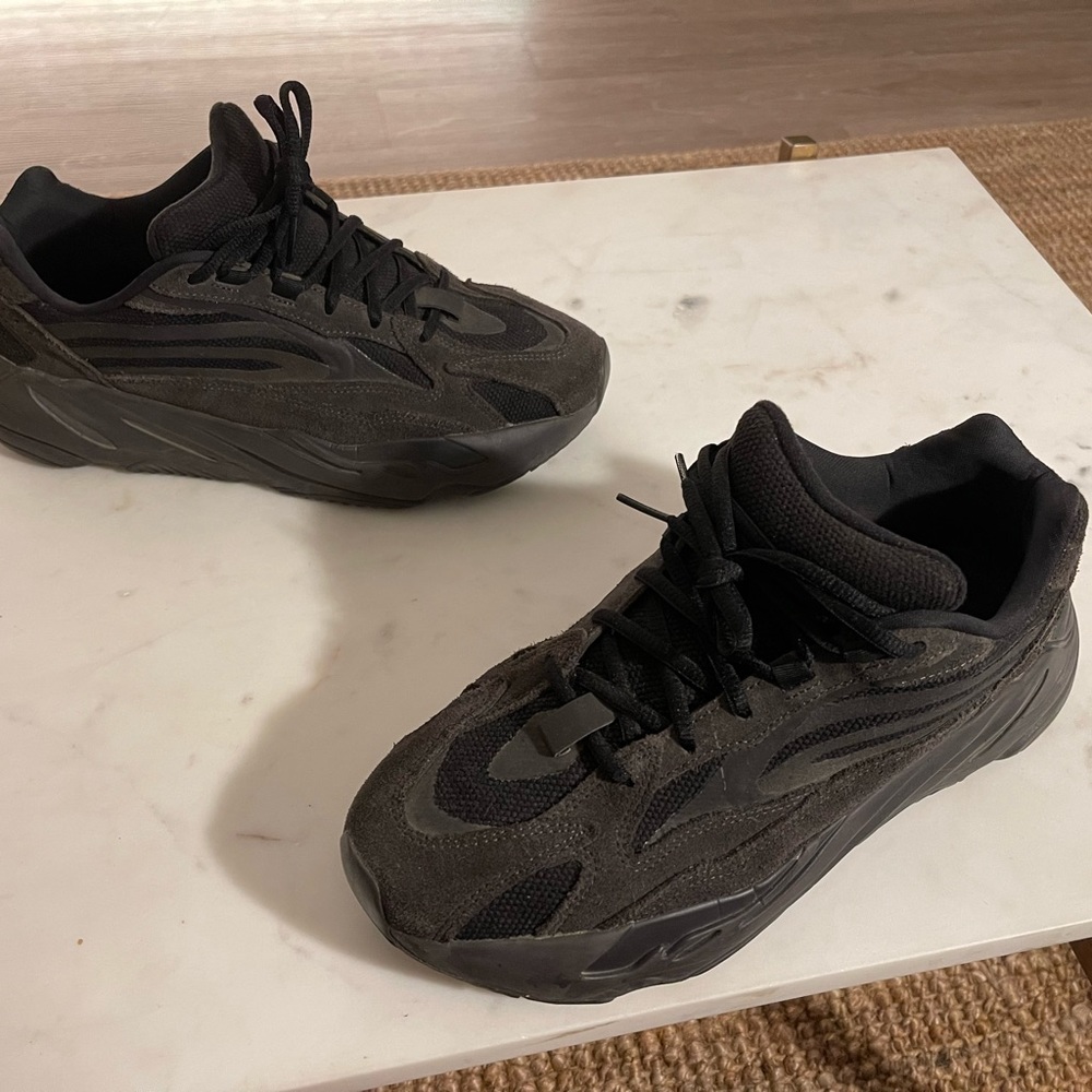 Yeezy Boost 700 V2 Vanta Size 10